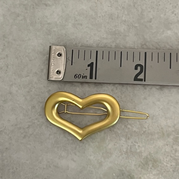 Hair clip gold in the shape of a heart - Picture 3 of 4